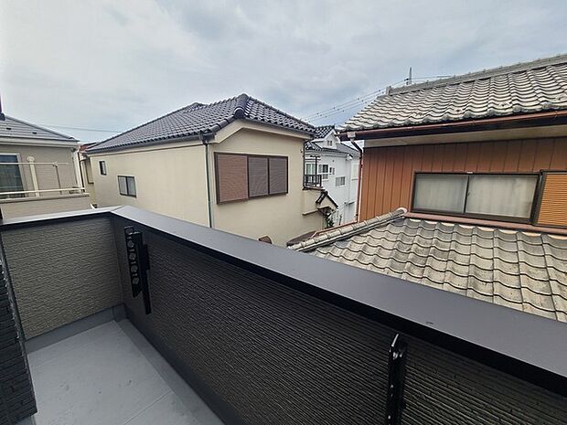周辺の街並みを穏やかに見晴らす、落ち着いた空気感に包まれたプライベートスペースです。