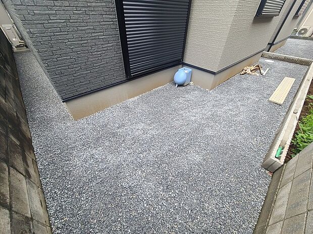 建物の周囲に整えられたスペースは、日々の暮らしに静かなゆとりをもたらしてくれます。