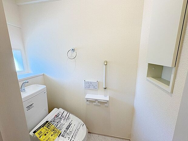 ウォシュレット機能付き。憩いの場としてひそかに注目度の高いお手洗いにもご注目ください。