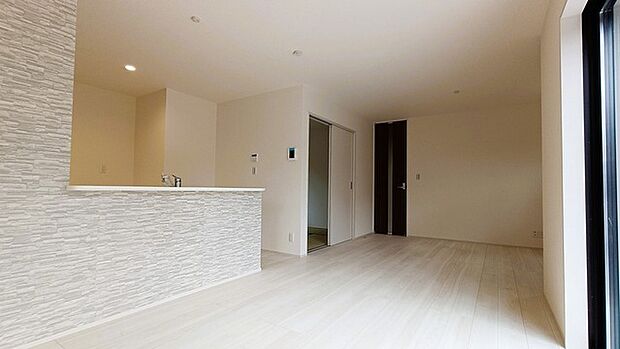 解放感あふれるリビングは、自然に光と風に恵まれます。 