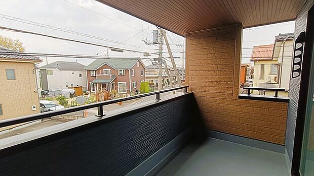 ゆとりの広さを確保したバルコニー。お布団を干すのも、この広さならラクラク。 