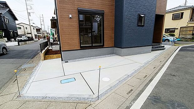 セカンドカーにも便利、駐車2台可の敷地。 