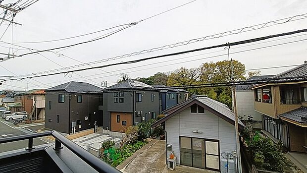 住宅街の中の一戸建て、あたりはほとんど住宅です。 