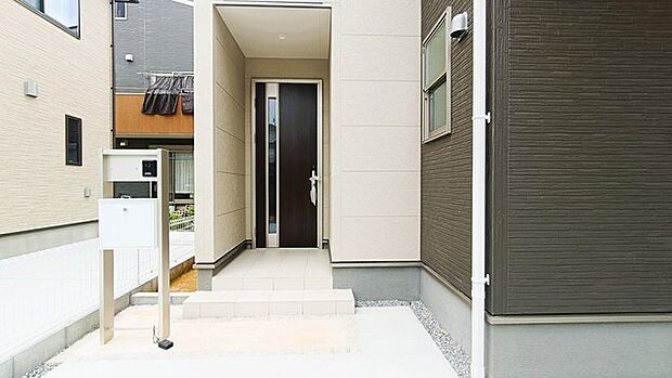 この扉を開けると、新築の木の匂いが待ってます。 