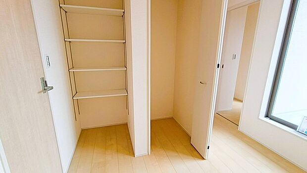 整理整頓を叶える壁面収納が、日々の暮らしに心地よいゆとりと落ち着きをもたらします。