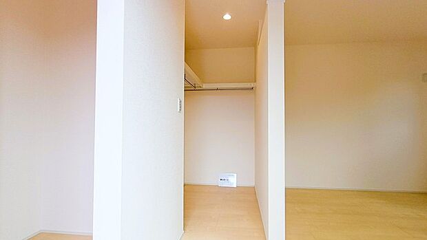 季節物の衣類もスッキリ収納できる、ウォークインクローゼット。