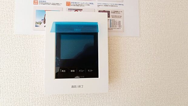 来客がカラーでわかるインターフォン。防犯面においてカメラがあることは嬉しいですね。 