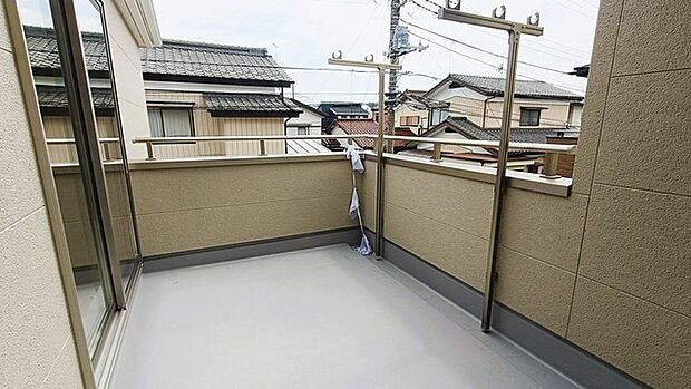 らくらくお洗濯を助ける広いバルコニー。 