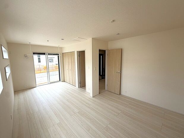 将来は間仕切りで。洋間二部屋分に対応可能な洋室。