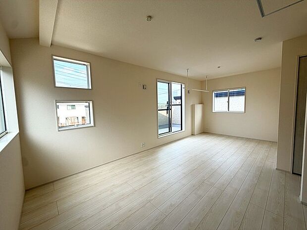 将来的には間仕切りして2部屋に変更可能な洋間。成長に合わせた間取り変更が可能なタイプ。