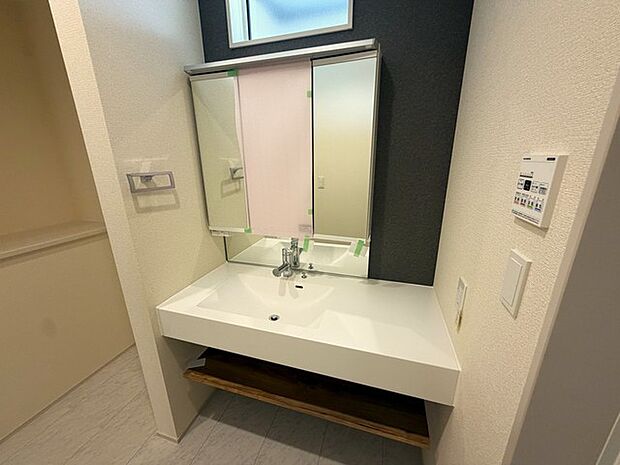 お出かけ前の身だしなみに一歩差がつく三面鏡。 