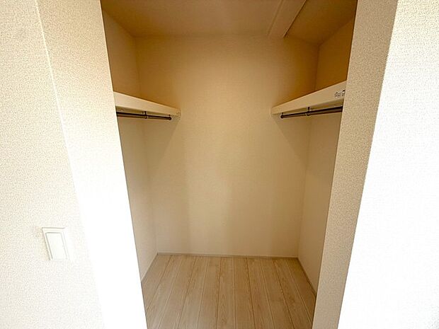 季節物の衣類もスッキリ収納できる、ウォークインクローゼット。
