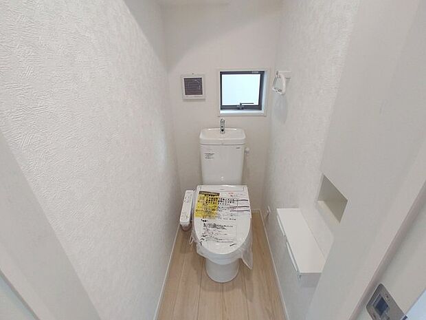 トイレはやっぱり白が1番落ち着きますね。もちろん衛生面でも嬉しいウォシュレット機能付きです。
