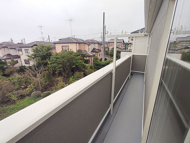 南向きバルコニーでお洗濯ものはいつもカラッと乾きます。