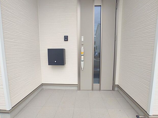 この扉を開けると、新築の木の匂いが待ってます。