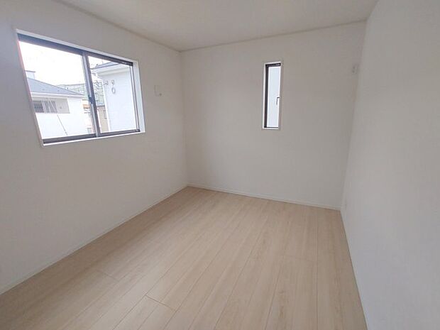 新築の木の匂いのする室内。写真では伝わらないので、ぜひ現地でお確かめください。