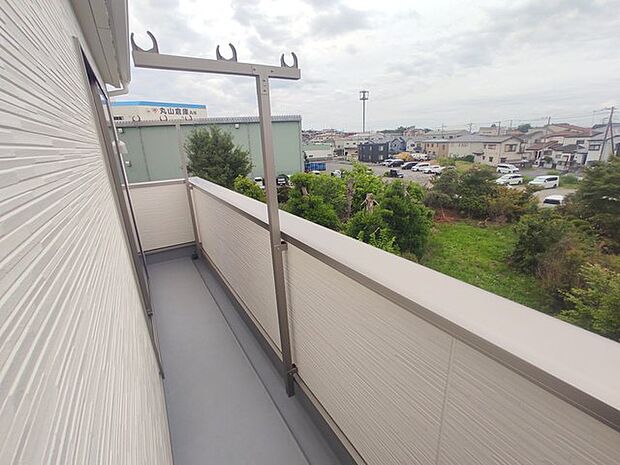 ゆったりとした緑地の多い立地ならでは!緑に包まれた環境です。