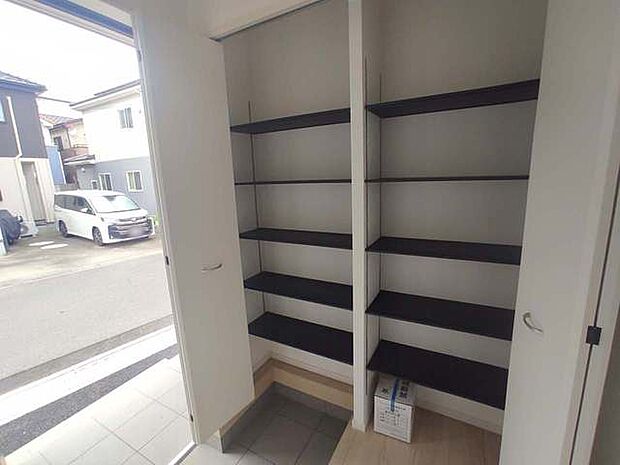 新築の木の匂いのする室内。写真では伝わらないので、ぜひ現地でお確かめください。