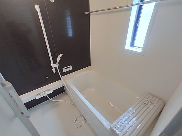 広々1坪タイプのゆったり浴室ユニット。防カビ・抗菌素材なのもうれしい。