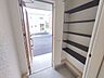 玄関：新築の木の匂いのする室内。写真では伝わらないので、ぜひ現地でお確かめください。 