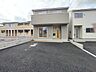 外観：住民の方が主に利用する交通量少なめの道路に面してます。 