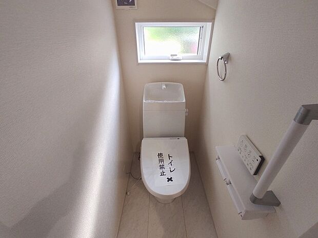 ウォシュレット機能付き。憩いの場としてひそかに注目度の高いお手洗いにもご注目ください。
