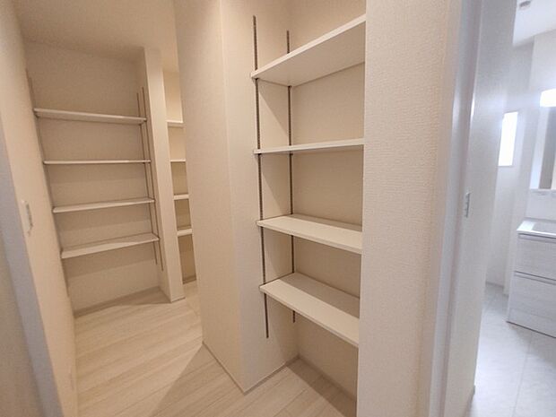 たっぷり収納で、お部屋の中はいつもキレイに片付きそうですね。 