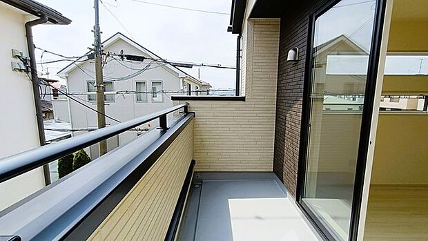 南向きバルコニーでお洗濯ものはいつもカラッと乾きます。