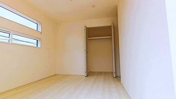 新築の木の匂いのする室内。写真では伝わらないので、ぜひ現地でお確かめください。