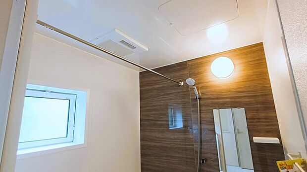 空気もこもらず、いつもクリーンな浴室乾燥機付。