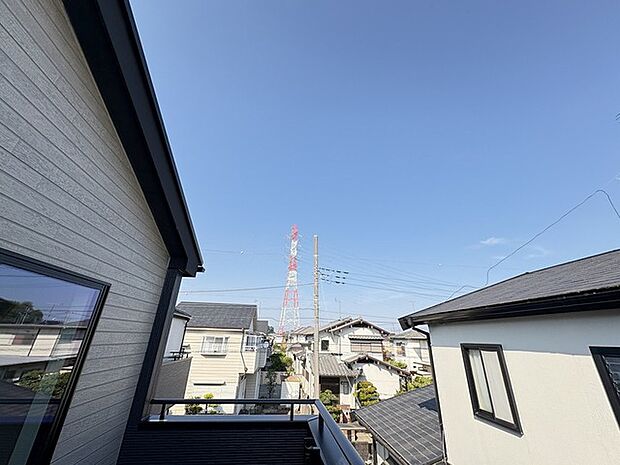 前面の住まいとの距離感があるから、圧迫感を感じません。 