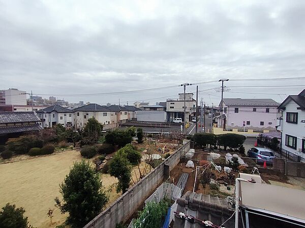 前面の住まいとの距離感があるから、圧迫感を感じません。
