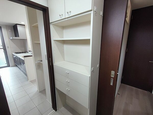 お風呂に入る前、心も体もふっと一息つける「静けさの入り口」。あったら嬉しい収納