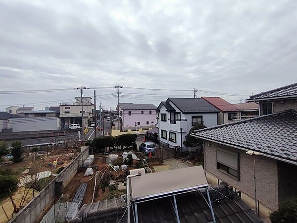 あたりには住宅を中心とした建物が広がります。
