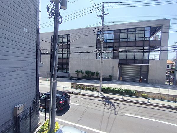 清々しい空のもと、整然とした街並みに溶け込むモダンな佇まいが日常の風景を彩ります。