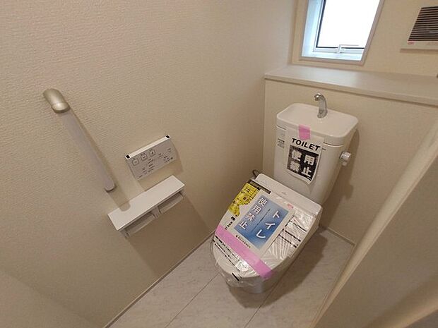 今すぐということはなくとも、いずれはお世話になるお手洗いの手すり付き。もちろんウォシュレットも付いてます。 