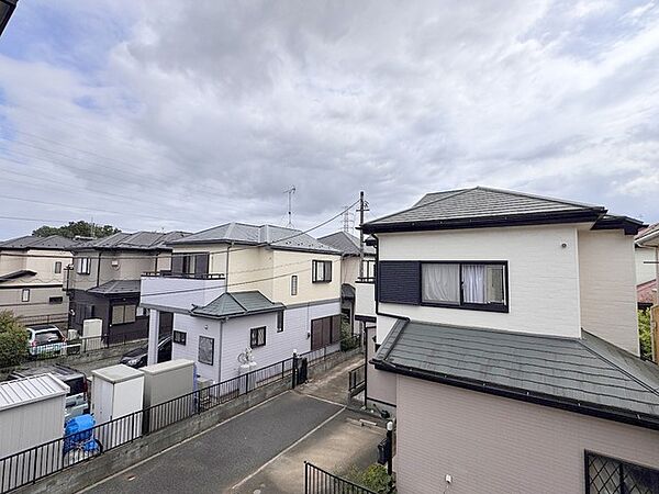 低層住居専用地域ならではのベランダの光景。辺りには高い建物がありません。