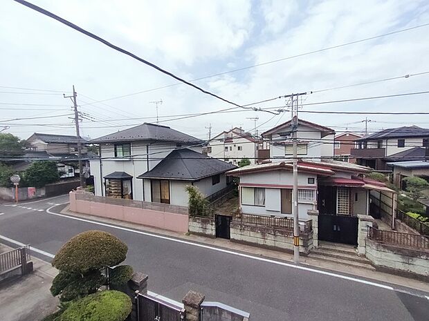 住宅街の中の一戸建て、あたりはほとんど住宅です。 
