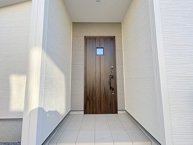 新築の玄関扉。きっと今のお家より重厚感が違います。