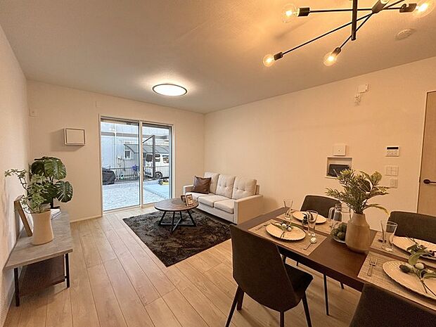 朝から日差しいっぱい、 早起きしたくなるLDK。