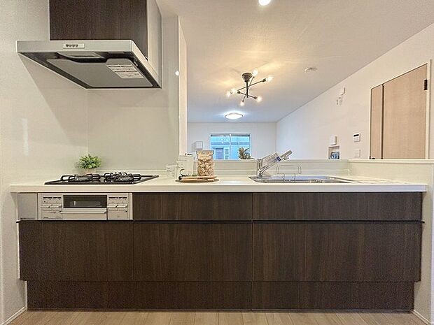 吊戸棚で視界を遮らず、パノラマ感を重視したタイプのキッチンスペース。