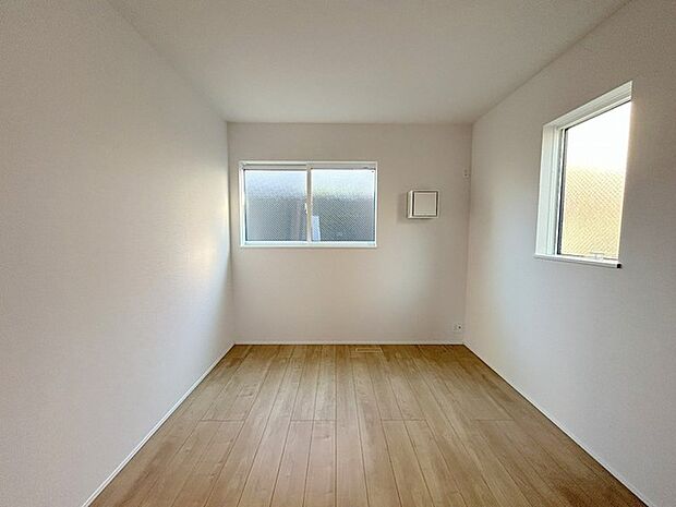 こちらの洋室は誰にも使いやすいサイズ感、5.7帖です。