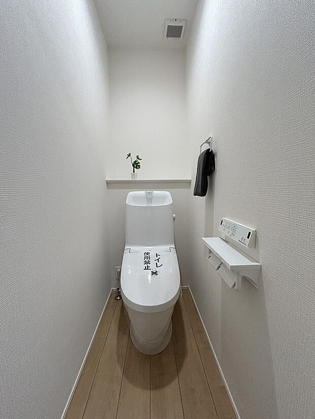 トイレはやっぱり白が1番落ち着きますね。もちろん衛生面でも嬉しいウォシュレット機能付きです。