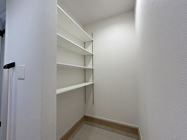 玄関横にシューズインクローク付き、雨具や三輪車を置いても余裕の広さ。