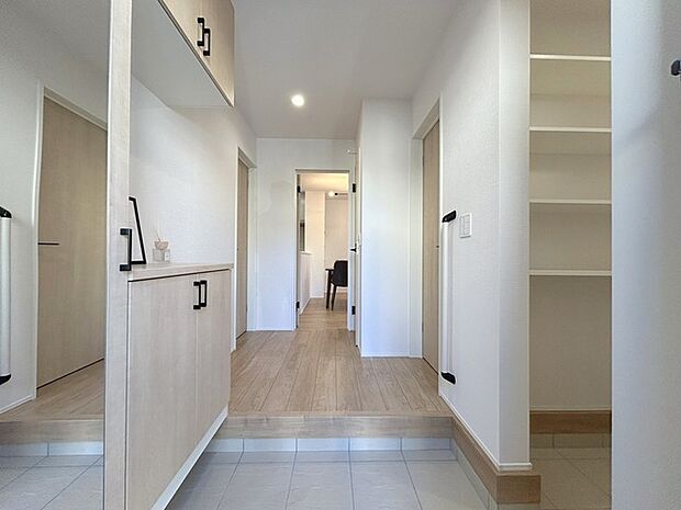 誰も住んだことのない家の玄関スペース。あたらしい木のにおいを感じていただけると思います。