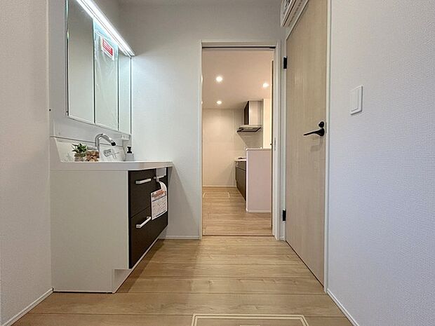 お風呂に入る前、心も体もふっと一息つける「静けさの入り口」。