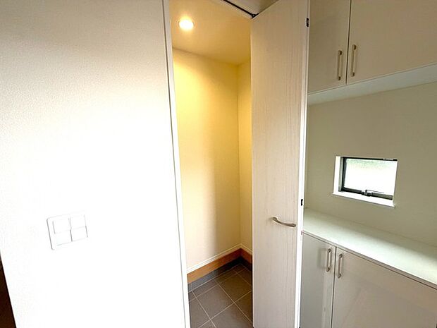 玄関には大型の土間収納〇