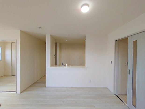 対面タイプなら、キッチン内にいながらご家族やお客様との会話が楽しめます。 