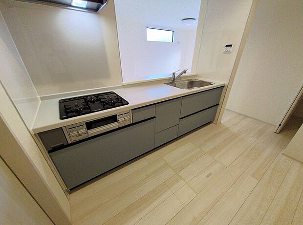 リビングで遊ぶお子様を見守りながらお料理ができる、対面キッチン。 