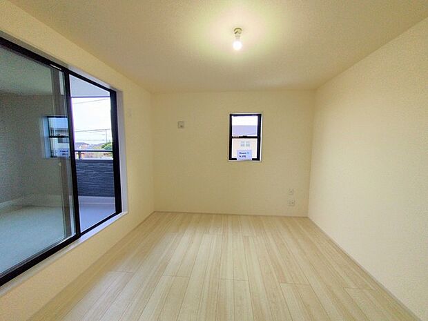 新築の木の匂いのする室内。写真では伝わらないので、ぜひ現地でお確かめください。 